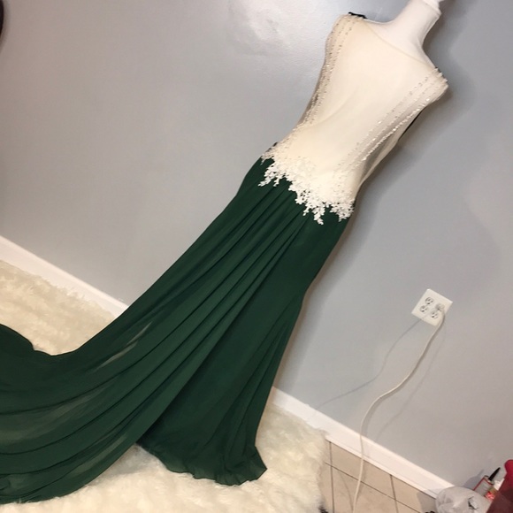 NWOT Green Prom Sheer Back Long Gown with Train - Picture 4 of 8